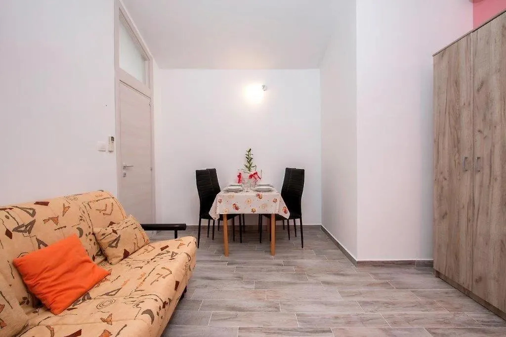 게스트하우스 Pleasant Oriana Apartment Near The Sea-풀라