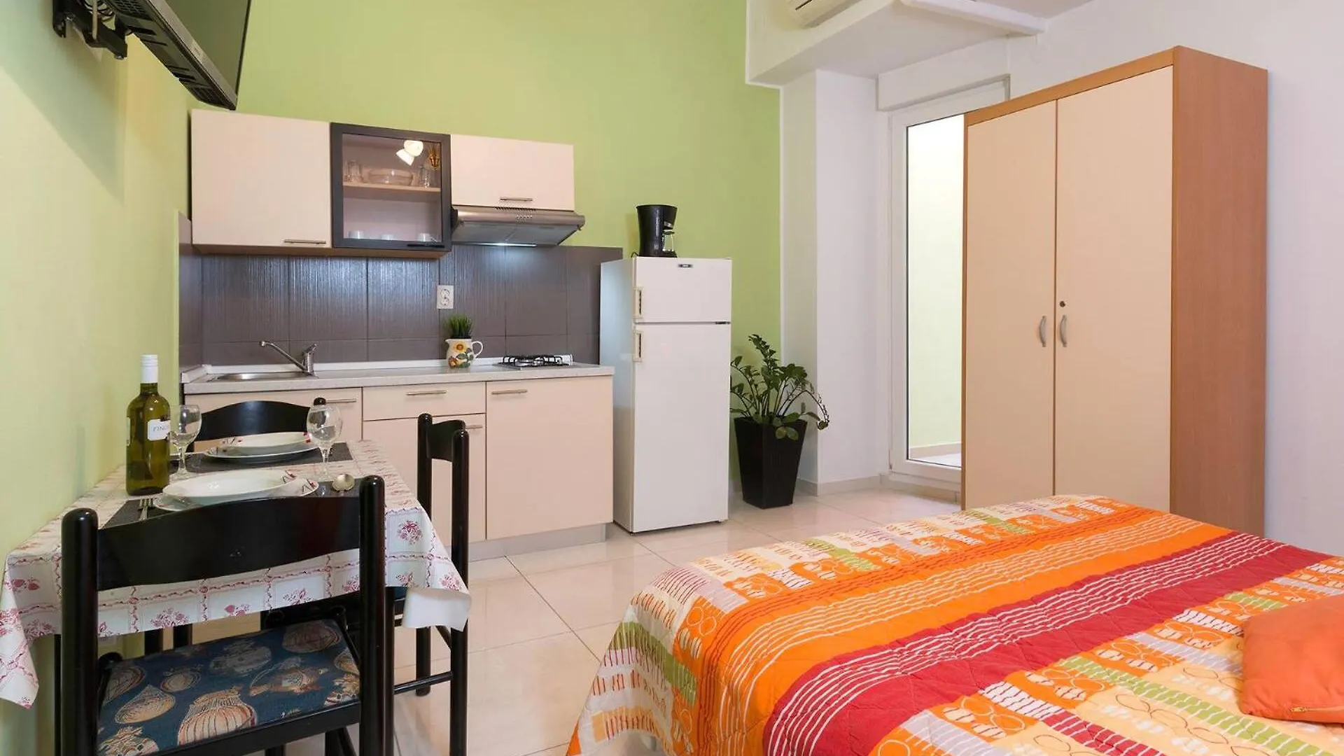 Pleasant Oriana Apartment Near The Sea-풀라 게스트하우스 풀라